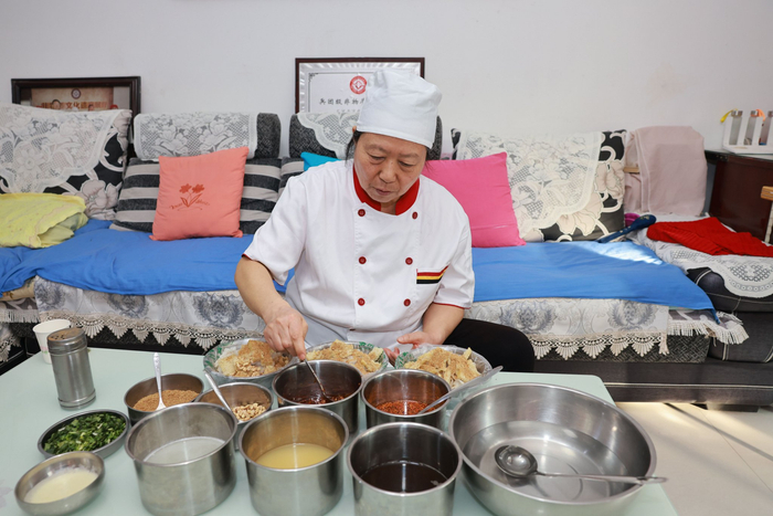 憨莉熬制卤汁的调料有20多种。