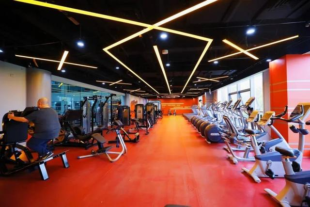 原来三楼的乒乓球房改造成市民共享健身房