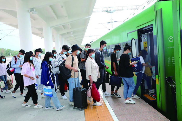     游客乘火车出行