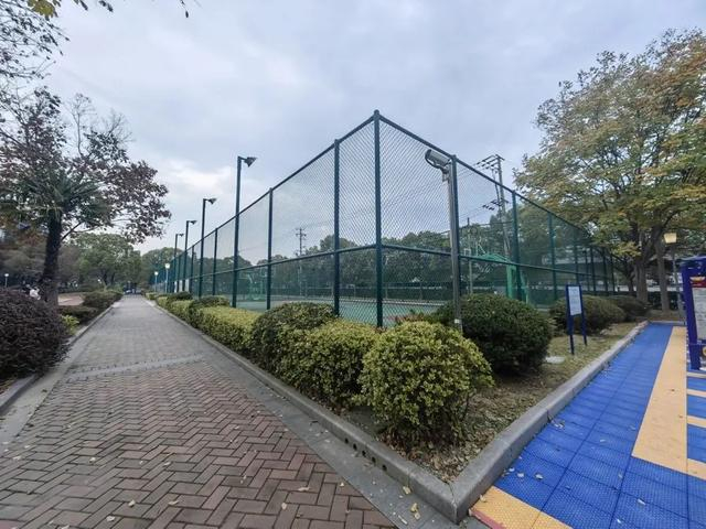 改造前的篮球场