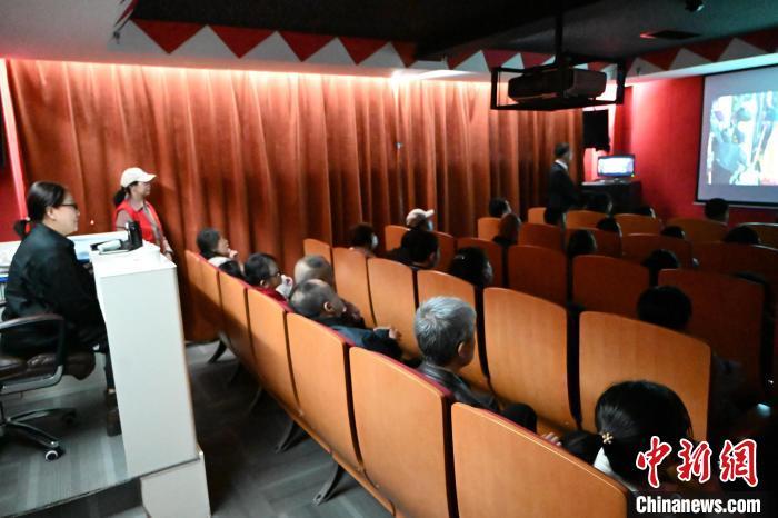 视障人士在无障碍影院内感受电影。　中新网记者 刘文华 摄