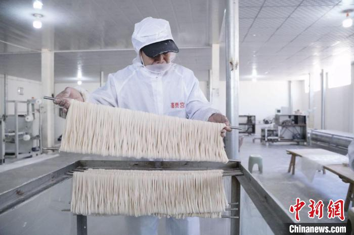 4月23日，在石家庄市藁城区常安镇一家宫面厂，工人正在制作手工宫面。王朋 摄