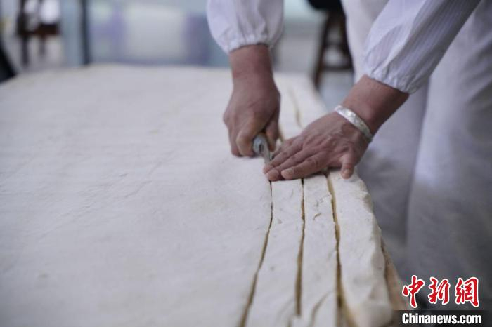 4月23日，在石家庄市藁城区常安镇一家宫面厂，工人正在开条。王朋 摄