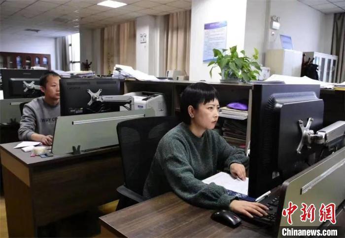 2023年12月，积石山发生地震后，中国人民银行临夏州分行国库部门拨付救灾资金。(资料图)受访单位供图