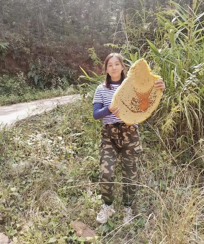 ▲小瑞采下来的岩蜜