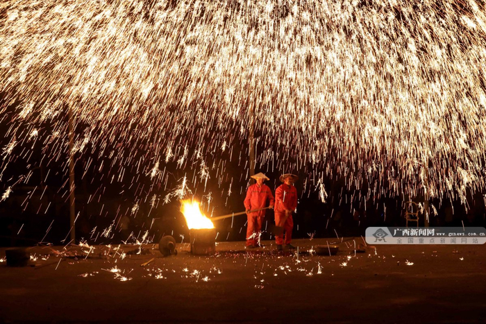 4月23日晚，在柳州市融安县雅瑶乡，民间艺人在表演非遗打铁花。广西新闻网通讯员 谭凯兴 摄
