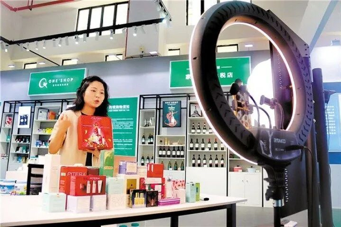 商家开展线上直播带货。