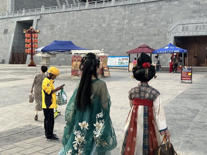 　　▲洛阳随处可见身着汉服的游客（摄影：李默）