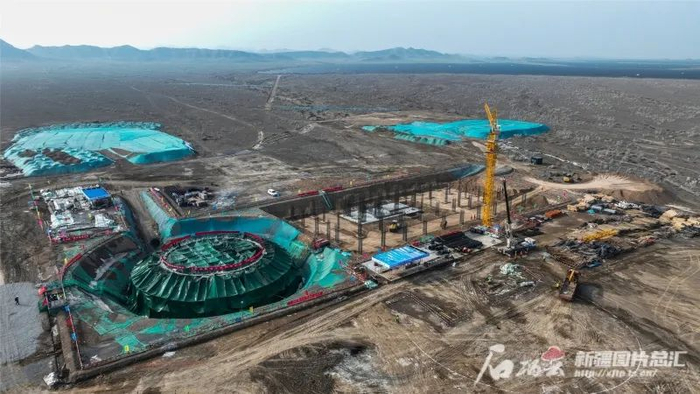 鸟瞰博尔塔拉蒙古自治州10万千瓦储热型光热配建90万千瓦新能源项目建设现场（3月12日无人机摄）。夏特克·海拉提摄