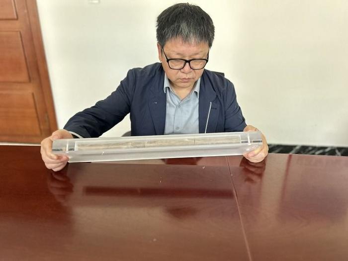 2024年4月12日，湖南省文物考古研究所研究员张春龙在研究简牍。新华社记者 张玉洁 摄