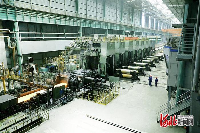 4月9日，在邯钢新区薄板厂轧钢车间，“功勋轧机”正在生产精冲钢。河北日报记者 马朝丽摄