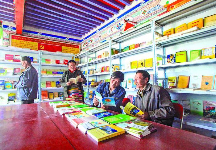 图为山南市浪卡子县卡热乡群众在农家书屋阅读书籍。记者　格桑吉美　摄