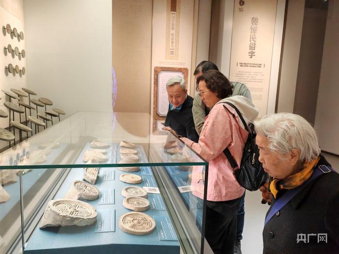 游客在中国文字博物馆内参观（央广网记者 张羲轮 摄）