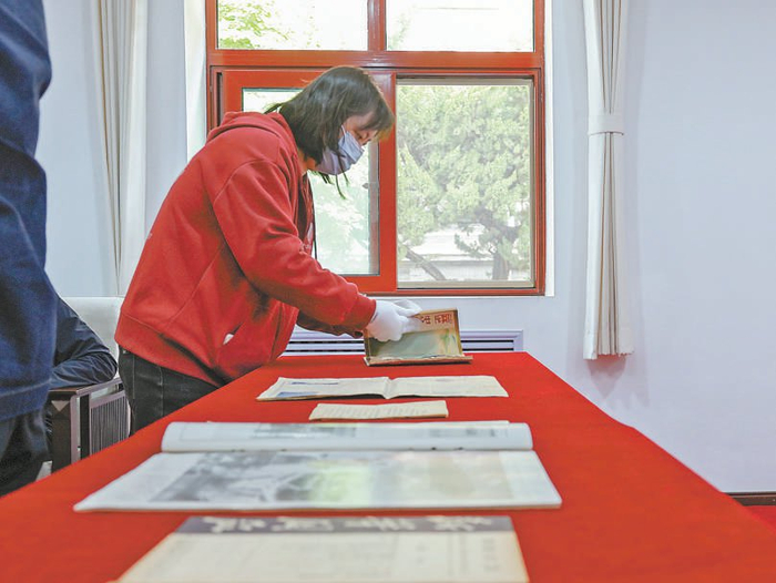 工作人员整理藏品。实习记者 金瑶摄