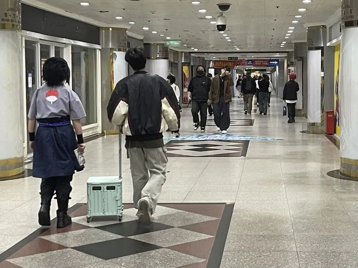 商业街上仍有不少行人