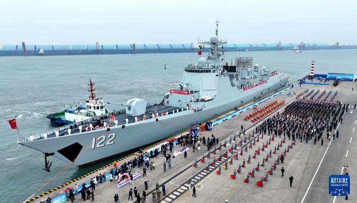   海军组织“战舰回家乡”活动，唐山舰靠泊河北省唐山市（4月20日摄，无人机照片）。新华社发（马玉彬 摄）