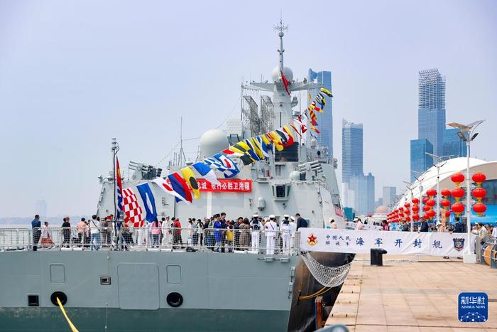   海军开封舰在山东青岛奥帆中心码头靠泊开放展示（4月22日摄）。新华社发（刘再耀 摄）