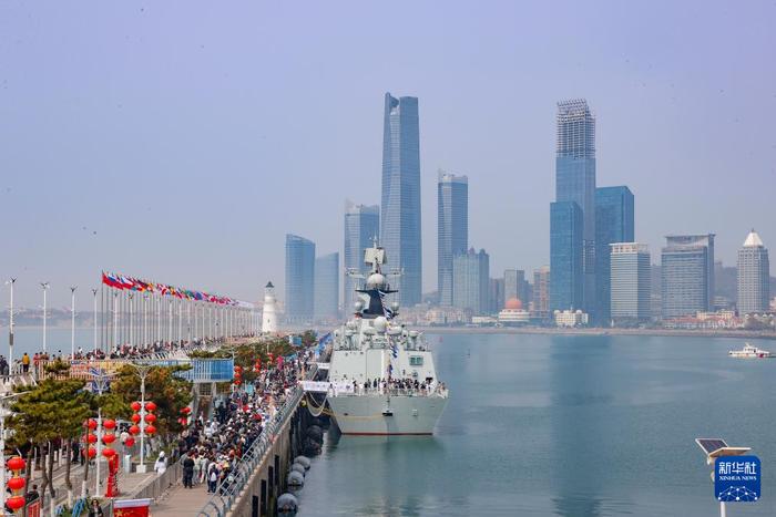   海军组织开封舰、邯郸舰2艘现役舰艇在山东青岛奥帆中心码头靠泊开放展示（4月22日摄，无人机照片）。新华社发（刘再耀 摄）