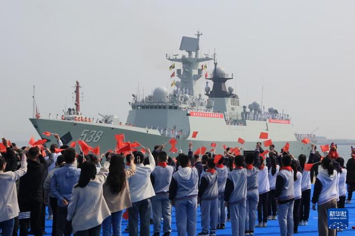   海军组织“战舰回家乡”活动，烟台舰靠泊山东省烟台市（4月19日摄）。新华社发（吴頔 摄）