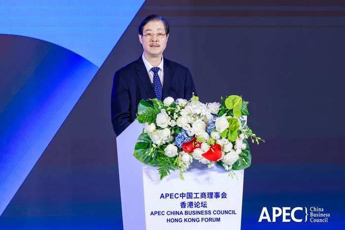 图为五粮液股份公司副董事长、总经理蒋文格在APEC中国工商理事会香港论坛上作主题演讲