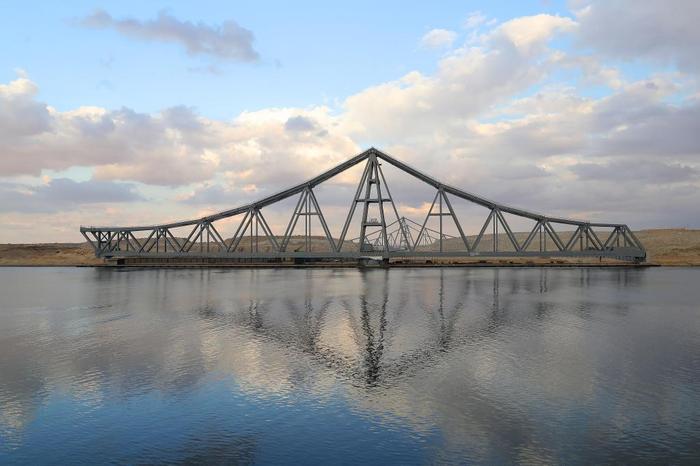 这是3月24日在埃及伊斯梅利亚省拍摄的由中企承建的苏伊士运河铁路桥旧桥改造升级项目。新华社记者王东震摄
