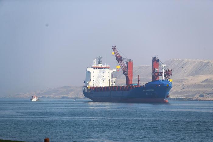 2022年1月3日，一艘货轮在埃及苏伊士运河上航行。新华社发（艾哈迈德·戈马摄）