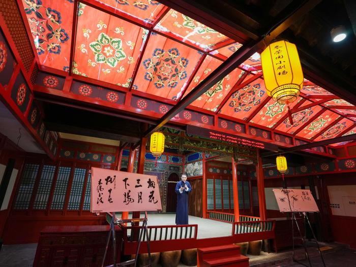   4月22日，演员在扬州东关街冬荣园里的小剧场表演扬州评话。新华社记者 李博 摄