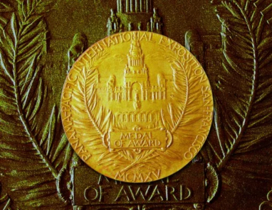 1915年巴拿马万国博览会上，张裕白兰地、红葡萄酒、琼瑶浆（味美思）和雷司令白葡萄酒4款产品获得大金奖