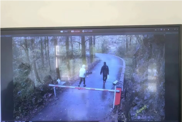 ▲网友发帖中妻子与朋友上山的监控画面&nbsp;图源网络