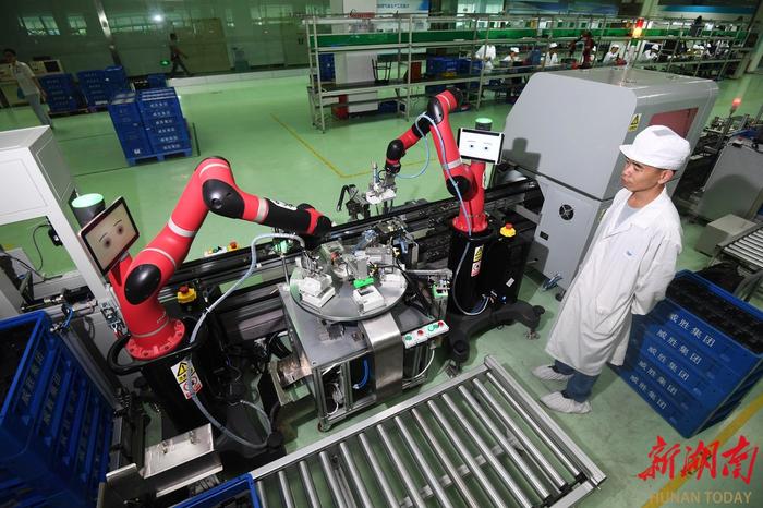 威胜集团有限公司科技园智能电能表数字化车间，机器人在生产产品。 湖南日报全媒体记者 田超 摄