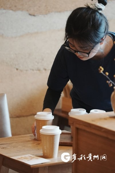 店员制作完成饮品