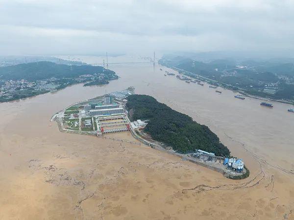 广东"百年一遇"洪水来袭：无力抵抗的农户和农田