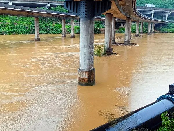  2024年4月23日，广东省清远市清新区，北江上游迳口闸坝、迳口大桥一带，洪水涛涛。（图|视觉中国）