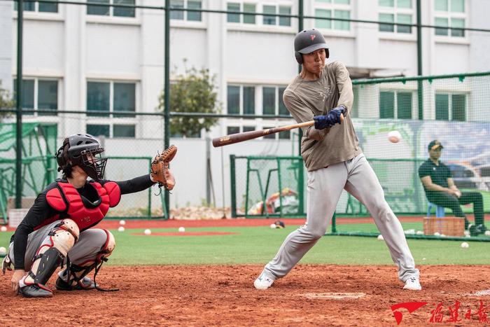 4月18日，连城工业园区棒球场，福建省棒球队队员在做打击训练。
