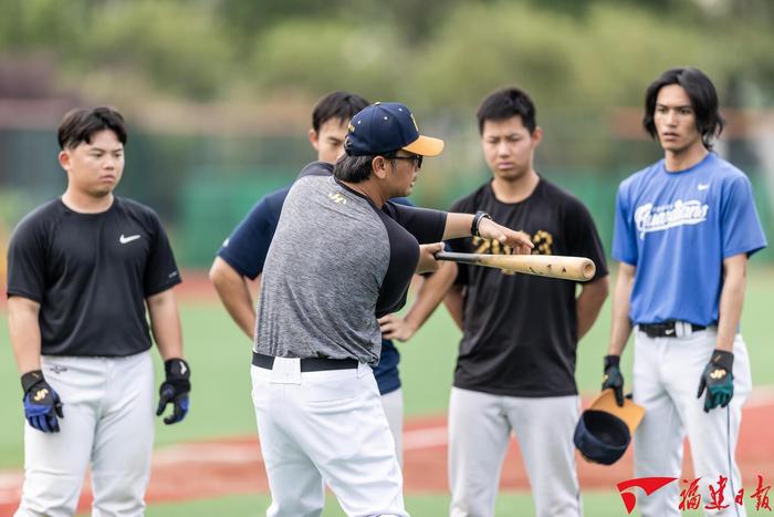 4月17日，来自台湾台中的福建省棒球队主教练曾华伟为队员做示范动作。