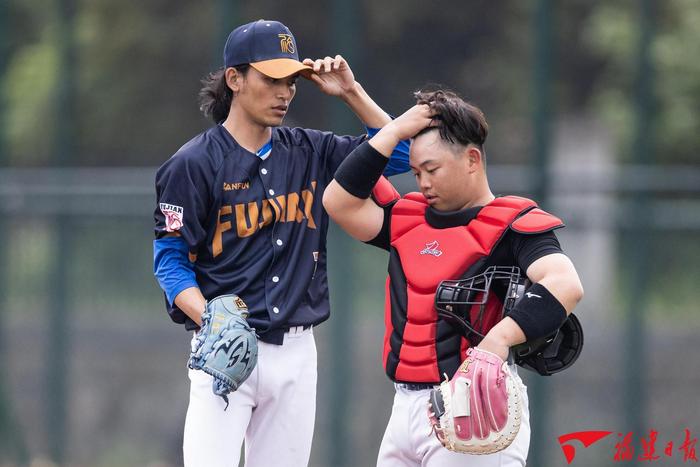 4月18日，连城工业园区棒球场，来自台湾的队员林咏翔（左）与张员菘在训练中。