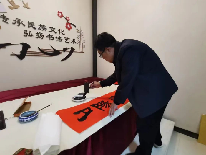 老人在市高新区东方红郡日间照料服务站内练字。（资料图片）