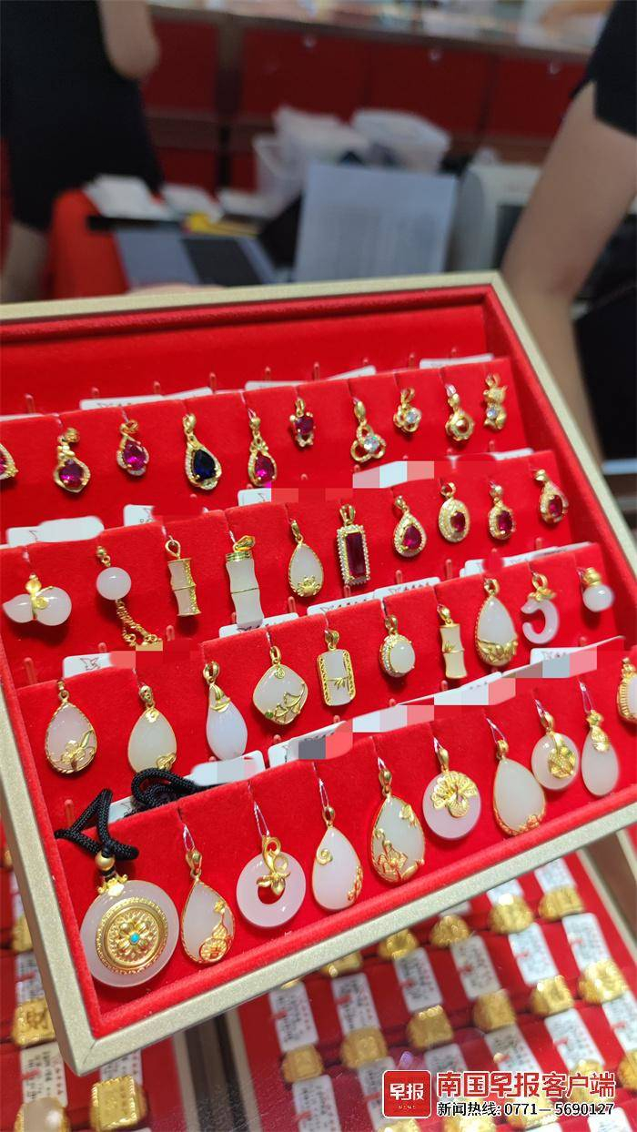 ▲南宁一家金店内出售的“新中式”足金首饰。 记者 陈程 摄