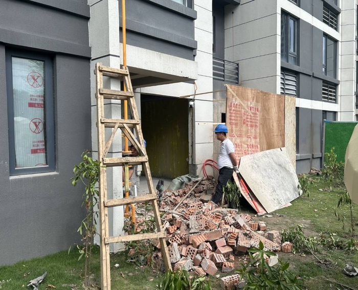 小区部分违章搭建正被拆除，封面新闻记者4月22日拍摄