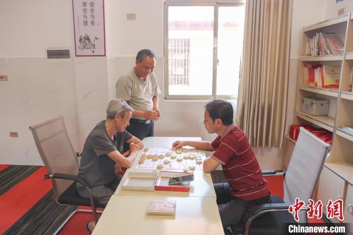 图为江西新余市桐林颐养之家娱乐室内，几位老人正在下象棋。(资料图)刘力鑫 摄