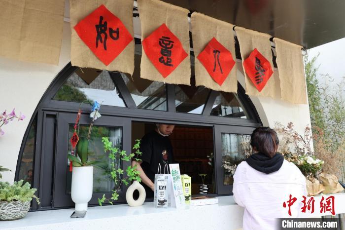 4月23日，游客在清河坊历史街区购买中药养生咖啡。童笑雨 摄