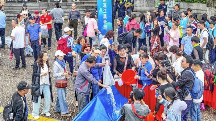 桂林“4·25漓江保护日”鱼类增殖放流活动，吸引众多群众参加（央广网发 王战飞 摄）