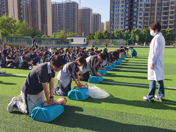 郑州市第二初级中学南校区健康副校长为中考体育助力