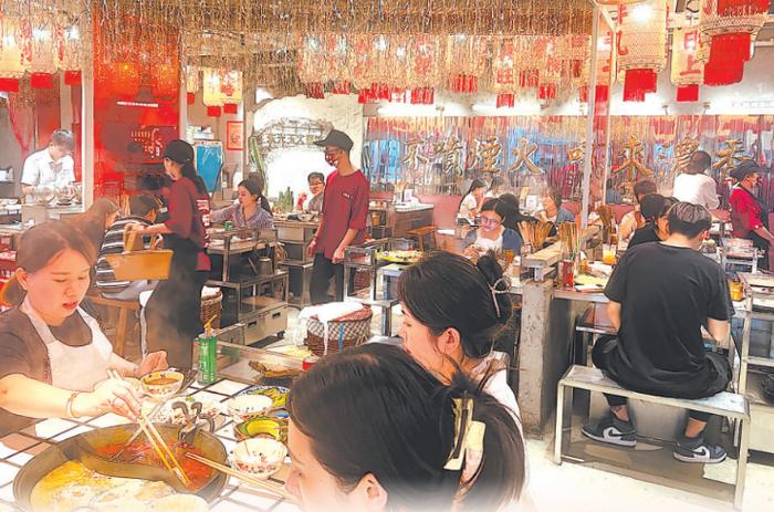 朱光玉火锅店在厦门的首店总是生意火爆。（受访单位供图）