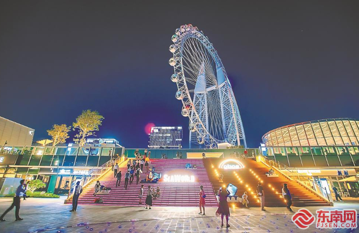 被誉为“城市封面”的厦门海上世界商圈，吸引众多首店入驻。福建日报记者 施辰静 摄