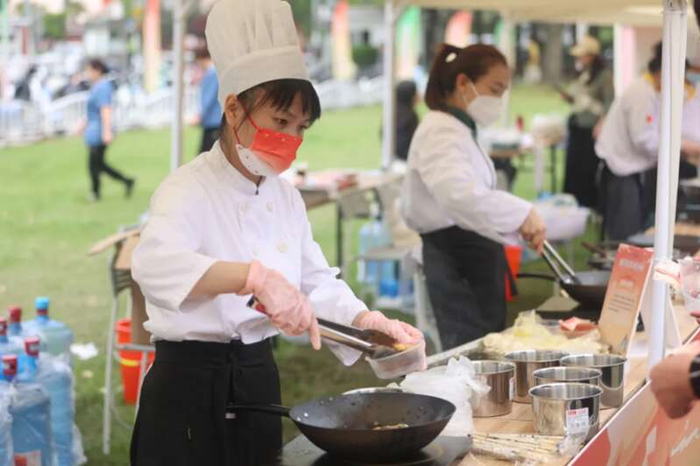 衢州名厨在复旦校园内请学生品尝美食。复旦大学供图