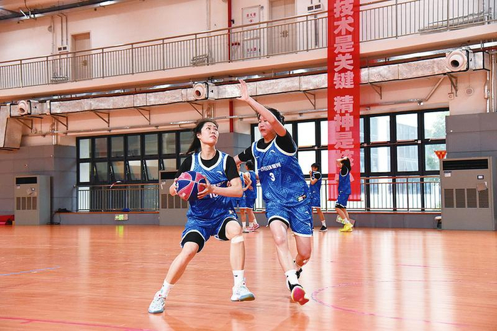     广西女篮姑娘们在训练场上积极训练备战全国赛    本报记者林显威 摄
