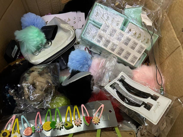 义乌库存街上十元一斤的发饰。（图源：时代周报记者 刘沐轩/摄）