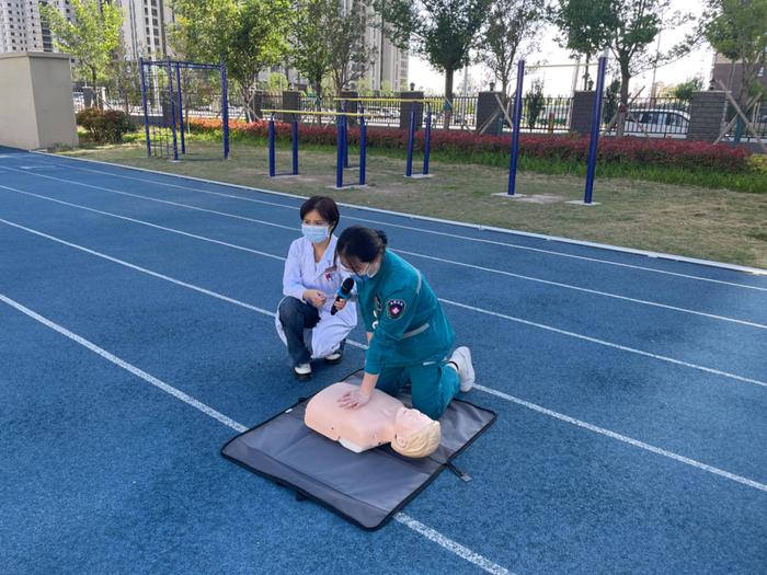 郑州市第二初级中学南校区健康副校长为中考体育助力