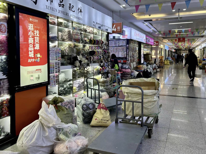 商贸城内待发的货物。（图源：时代周报记者 王晨婷/摄）